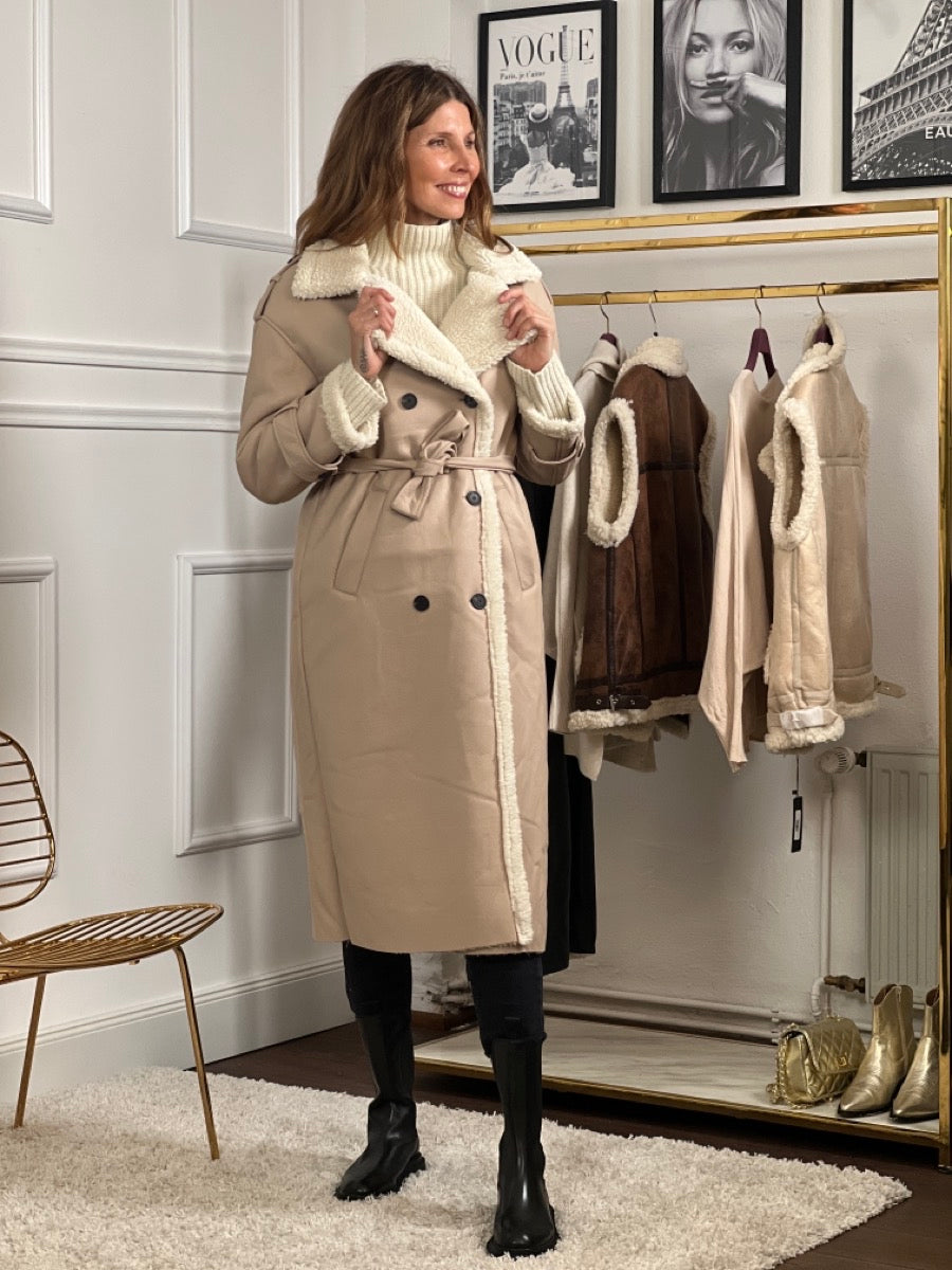 Dobbeltspent kåpe for kvinner – myk fuskeshearling – belte i midjen – elegant lang modell