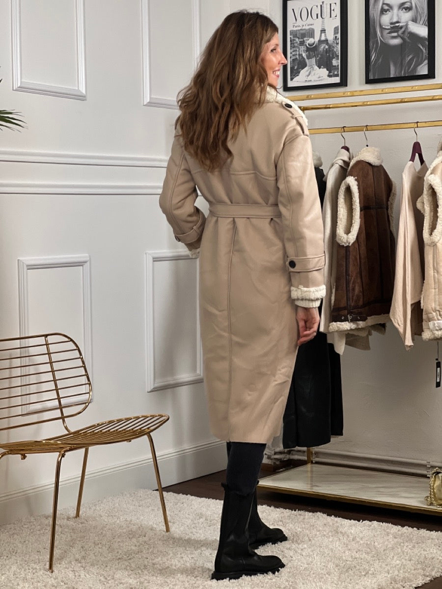 Dobbeltspent kåpe for kvinner – myk fuskeshearling – belte i midjen – elegant lang modell