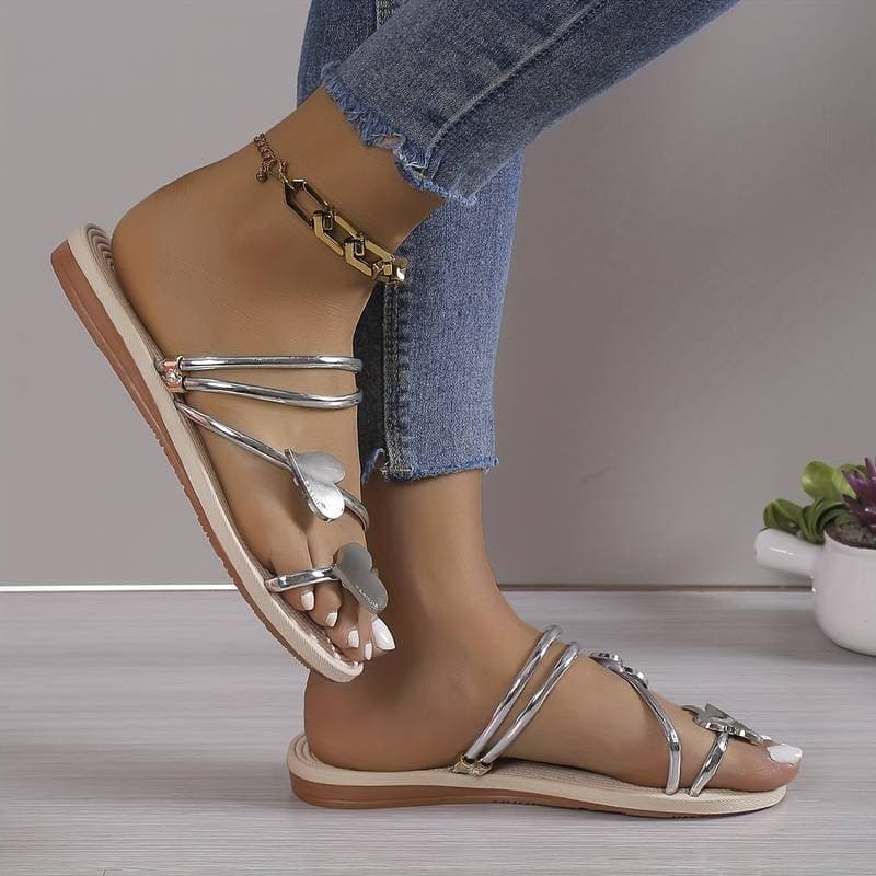 Dame Sandaler – Flate Såler – Dekorative Metallhjerter – Komfortabel og Stilren