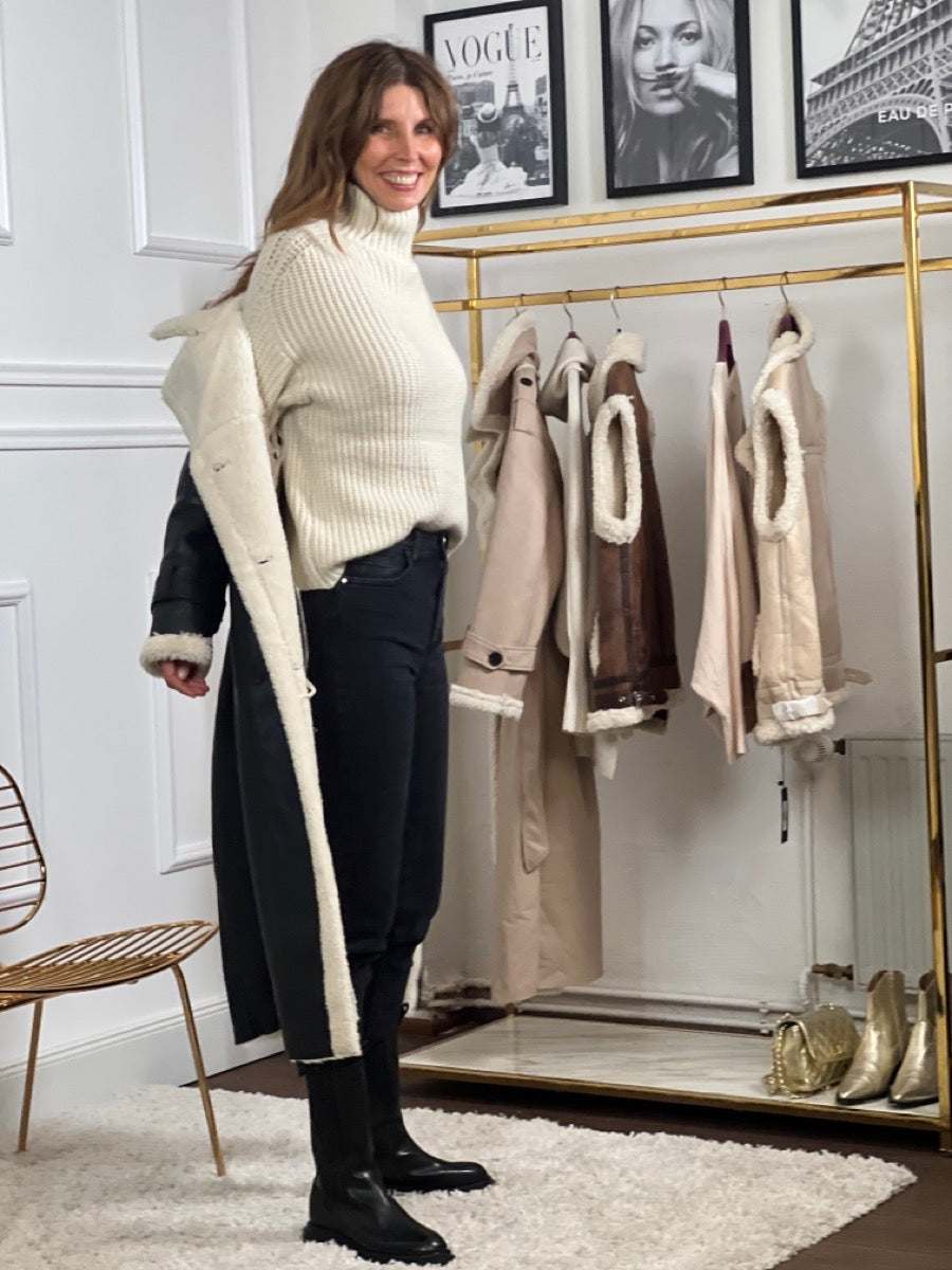 Dobbeltspent kåpe for kvinner – myk fuskeshearling – belte i midjen – elegant lang modell