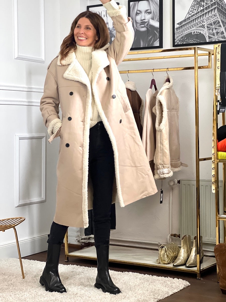 Dobbeltspent kåpe for kvinner – myk fuskeshearling – belte i midjen – elegant lang modell