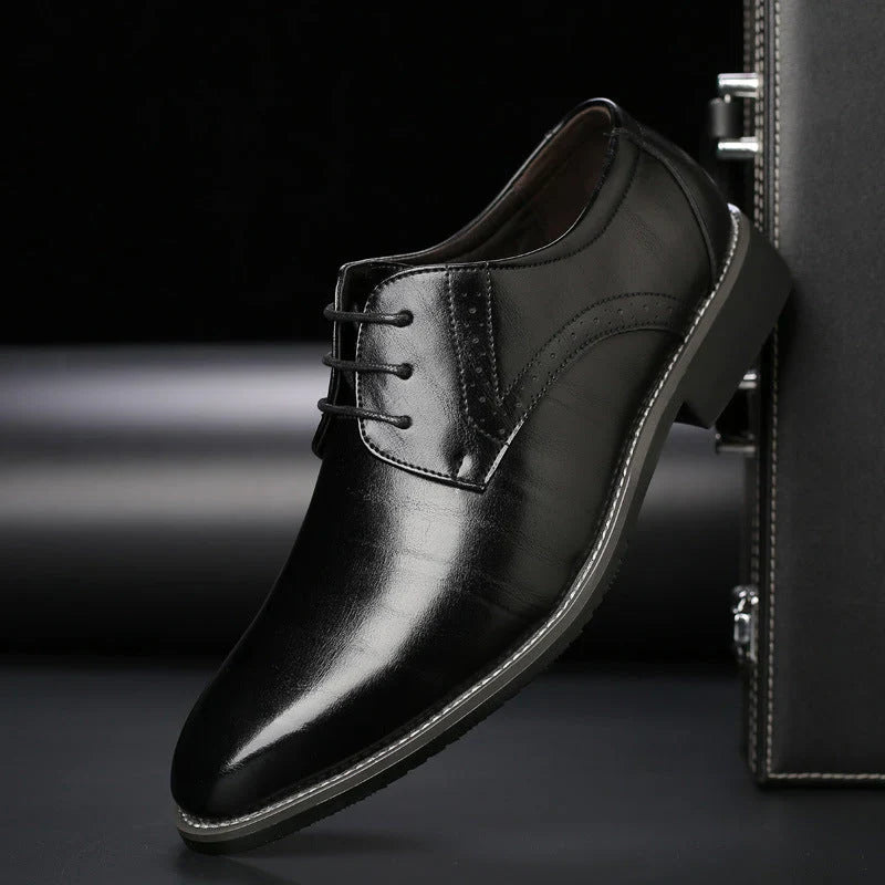Men's Shoes – Dress Shoes in Leather – Classic Fit – Brogue Details – Lacing