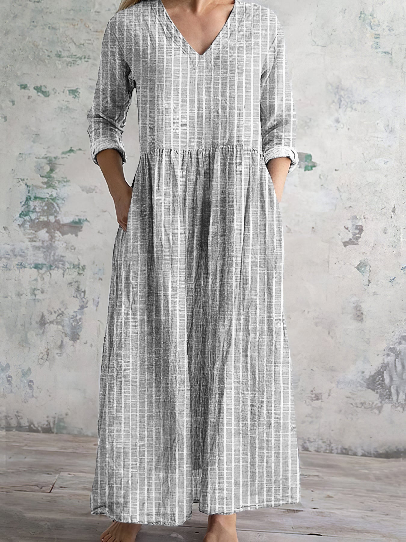 Women's Maxi Dress – Relaxed Fit – V-neck – Long-sleeved – Striped – Cotton