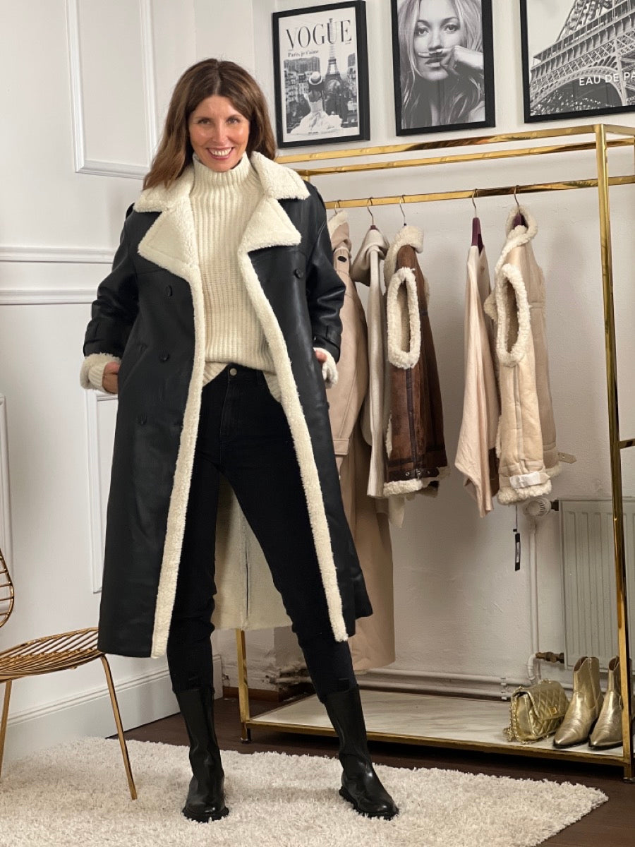 Dobbeltspent kåpe for kvinner – myk fuskeshearling – belte i midjen – elegant lang modell