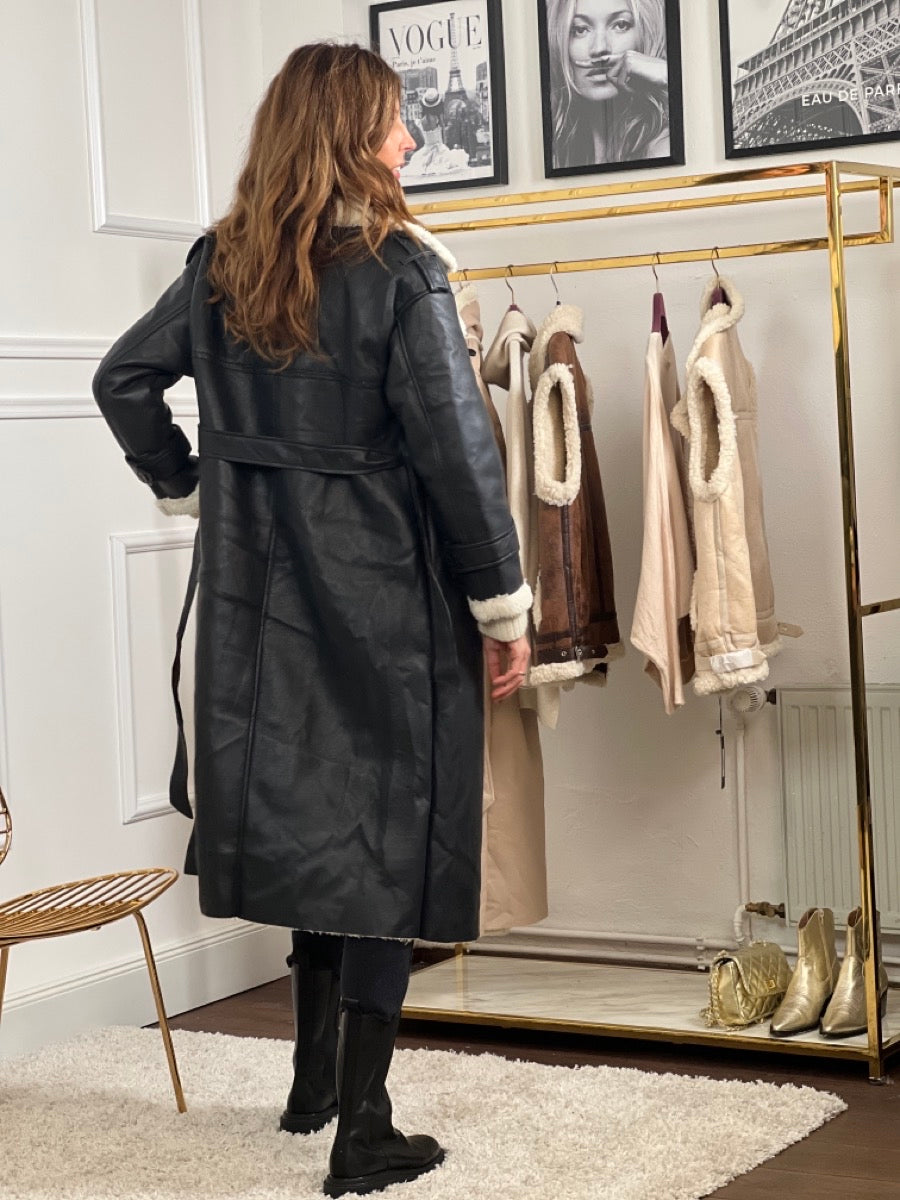 Dobbeltspent kåpe for kvinner – myk fuskeshearling – belte i midjen – elegant lang modell