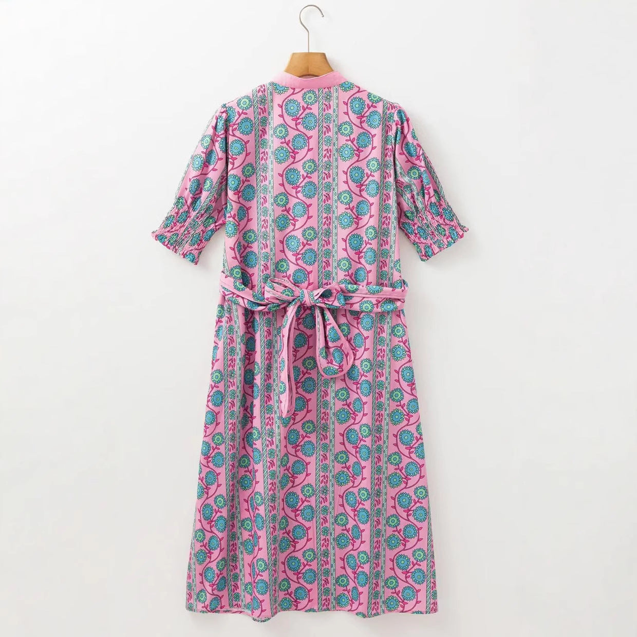 Kjole dame midi – blomsterprint – belte i midjen – pufferm – knappelukking