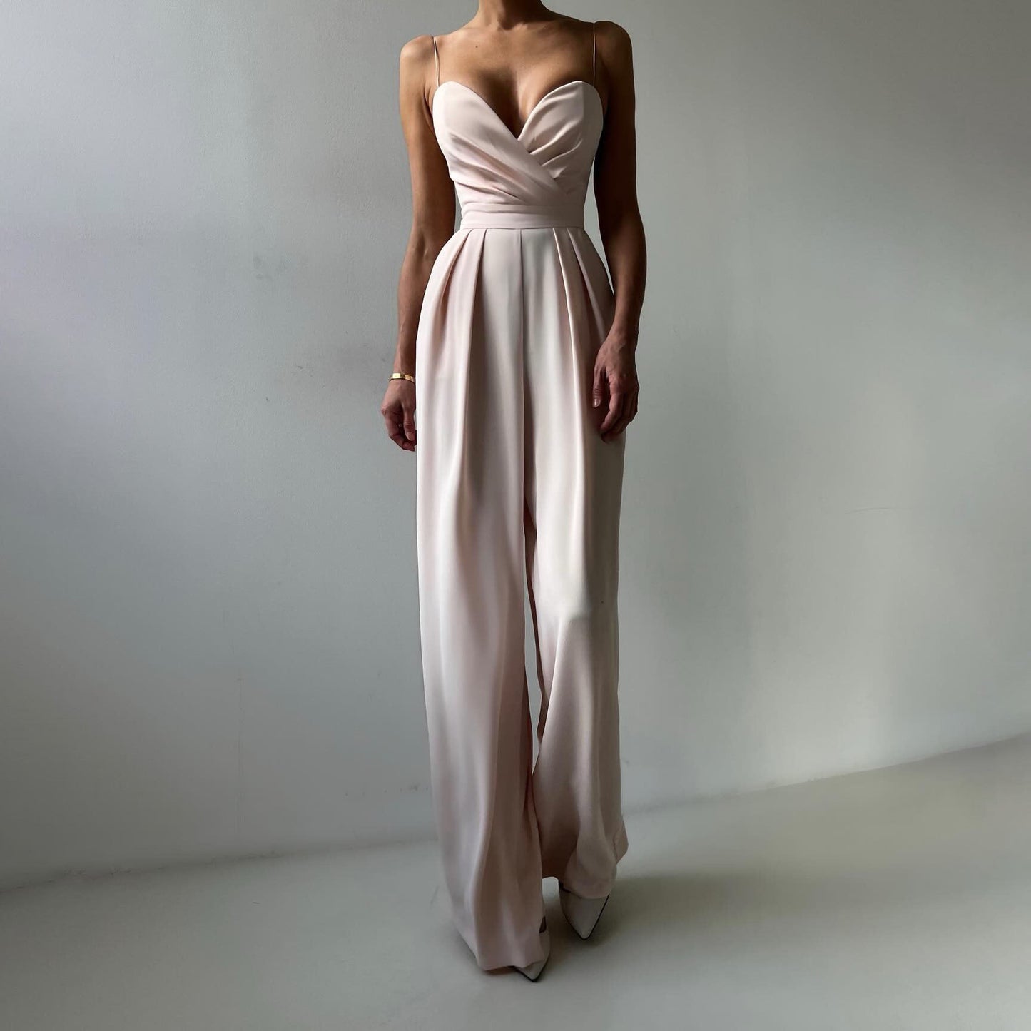 Dame Jumpsuit – Elegant Passform – Hjerteutringning – Rynket Liv – Vide Ben