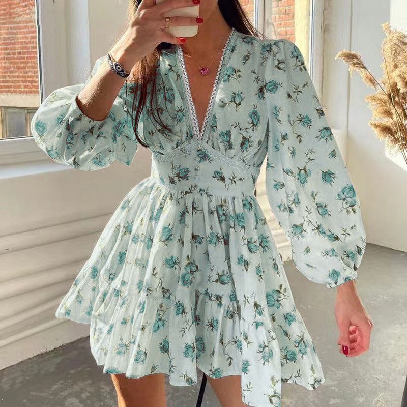Kjole for dame – minilengde – innsvinget passform – V-hals med blondedetaljer – puffermet – blomsterprint