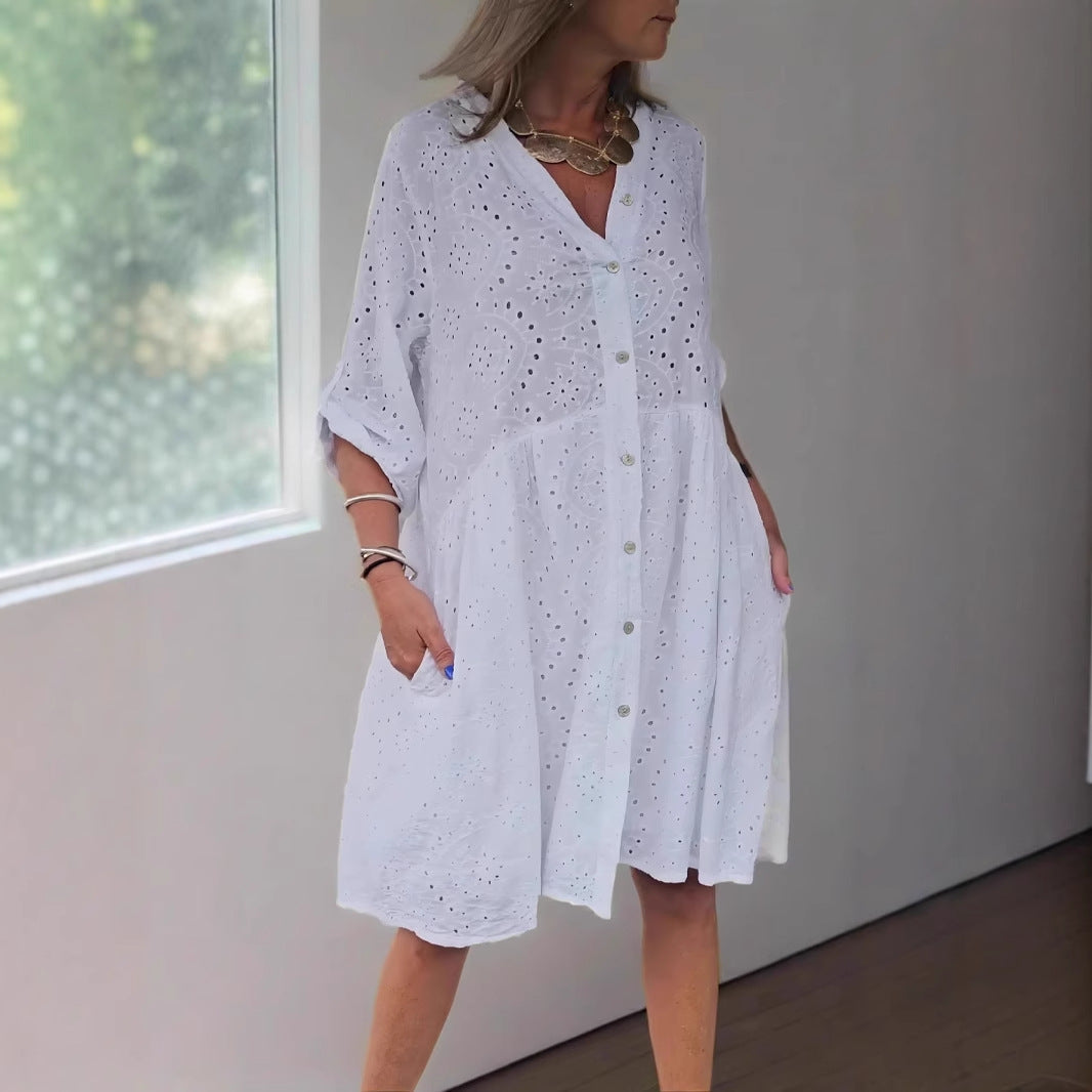 Kjole for dame – Midilengde – A-linje passform – Brodert hullmønster – V-hals med knapper