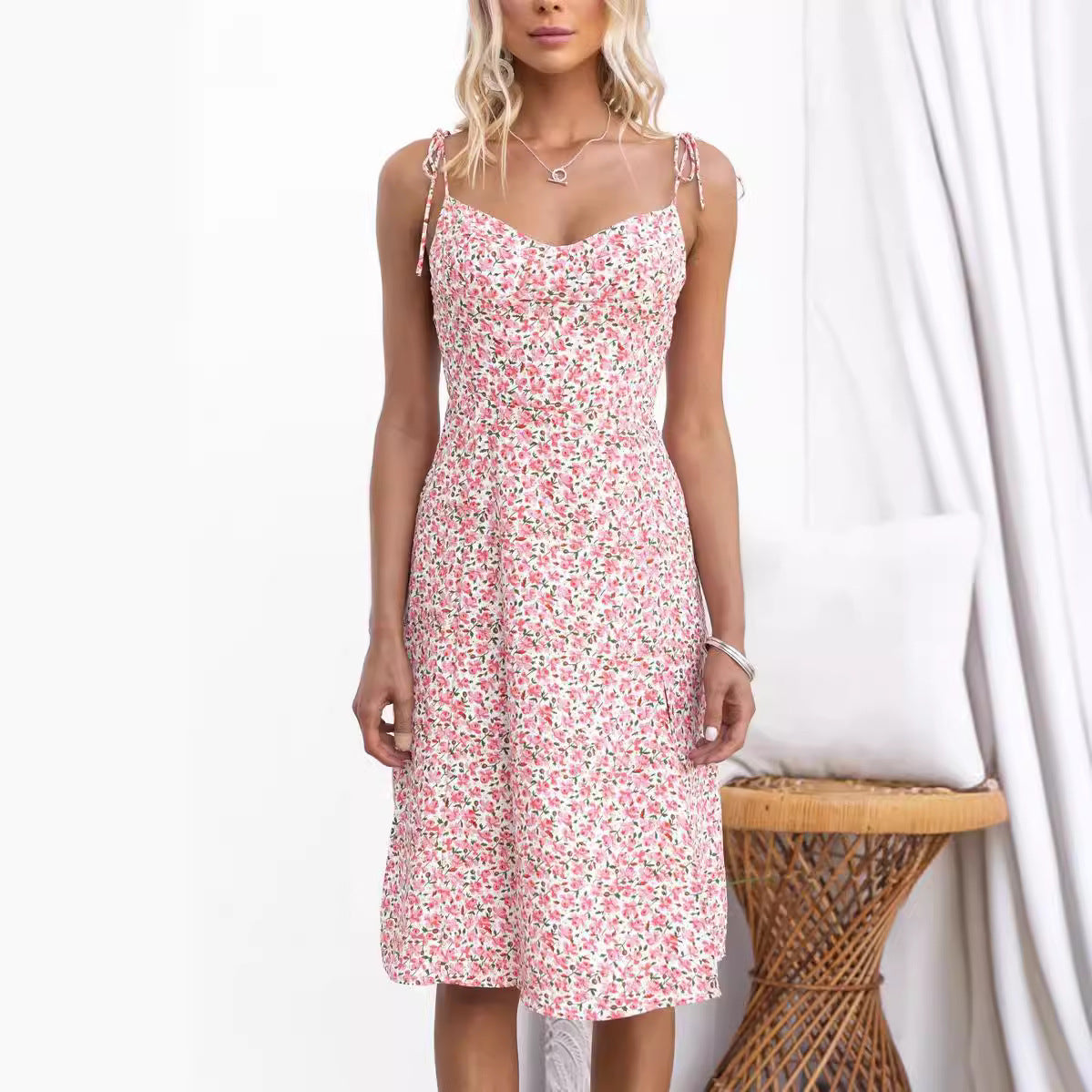 Dress woman – Slim fit – V-neckline – Spaghetti straps – Floral print – Slit