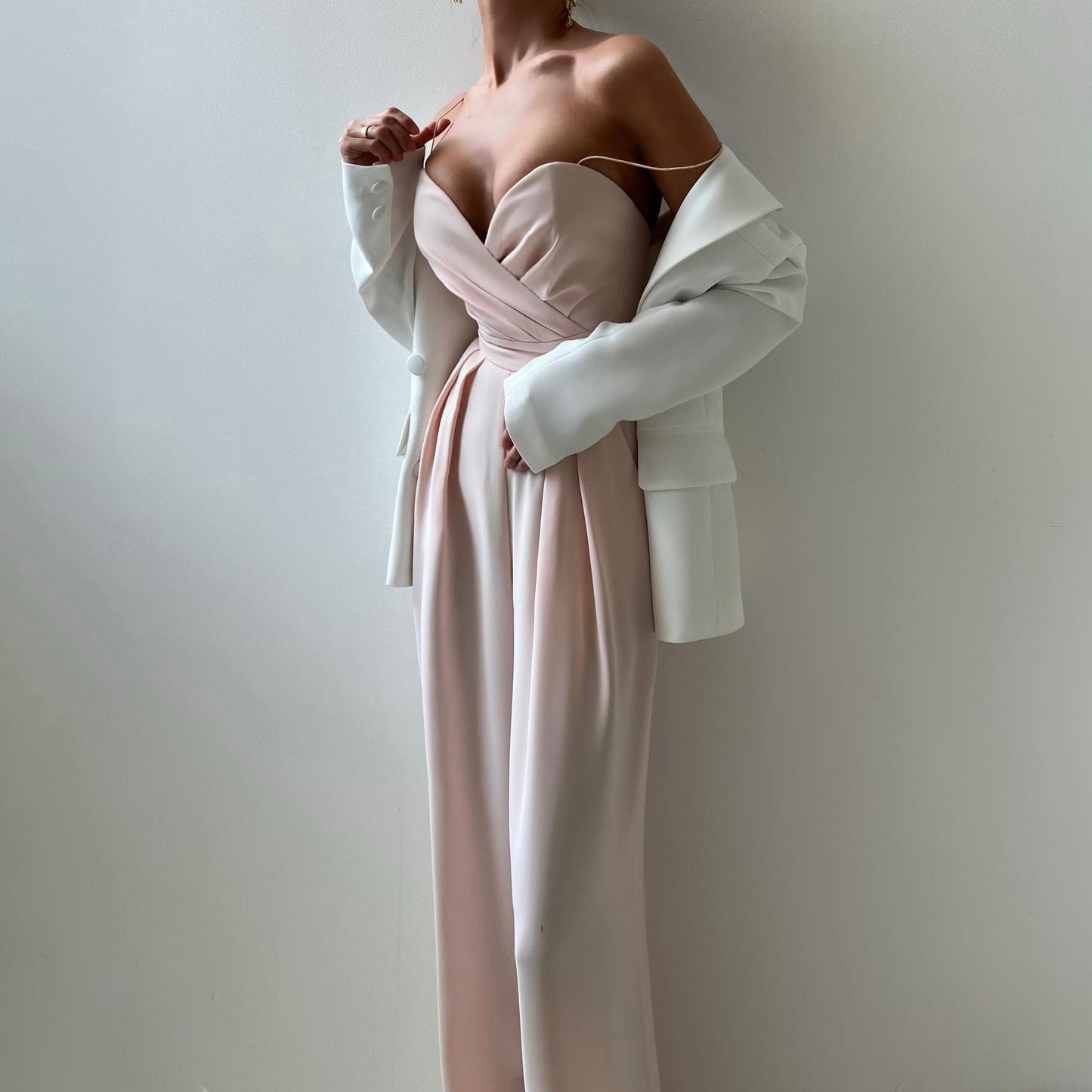 Dame Jumpsuit – Elegant Passform – Hjerteutringning – Rynket Liv – Vide Ben