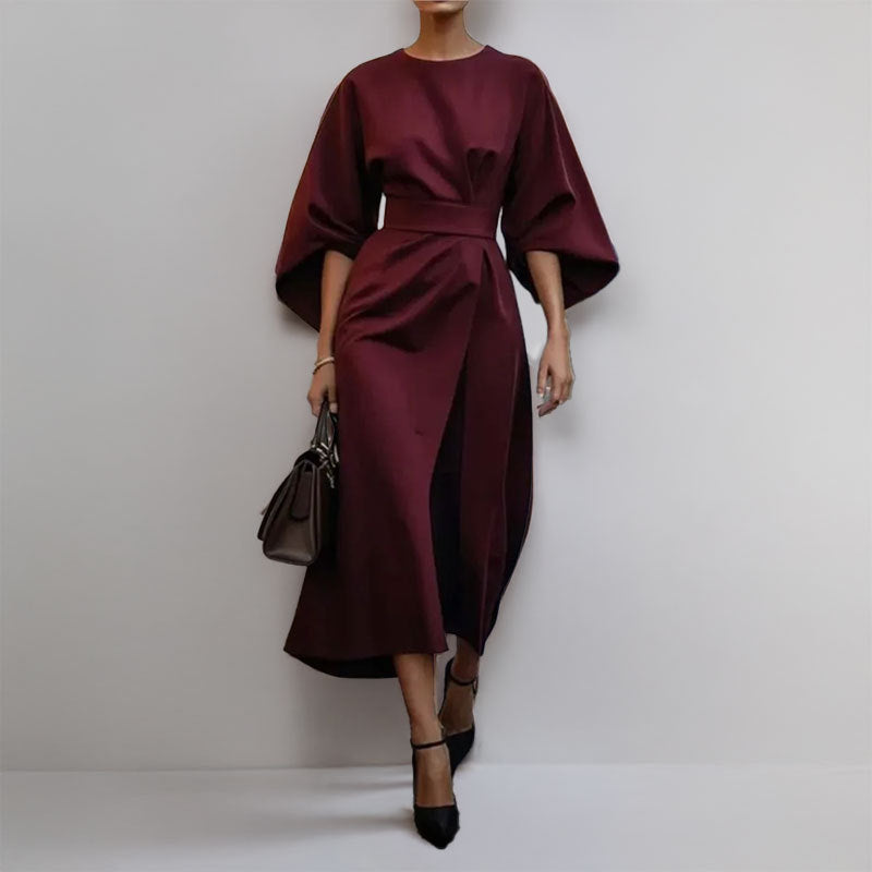 Kjole til dame – Lang modell – Satengtekstur – Fitted midje – Flatterende drapering