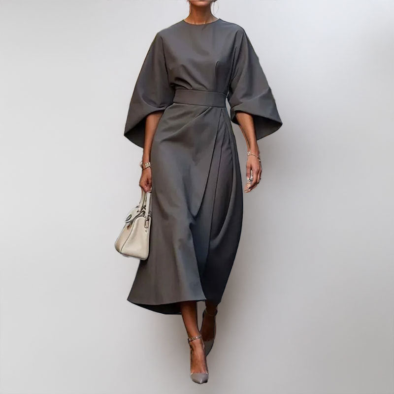 Kjole til dame – Lang modell – Satengtekstur – Fitted midje – Flatterende drapering