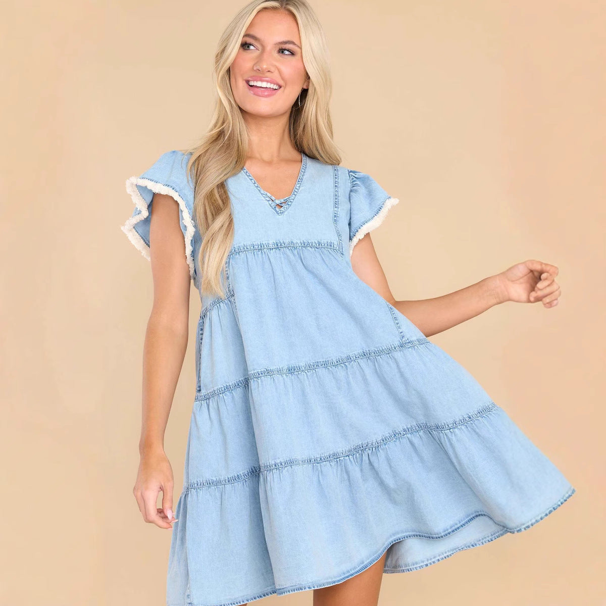 Kjole for dame – denim – avslappet passform – A-linje snitt – korte ermer med volang