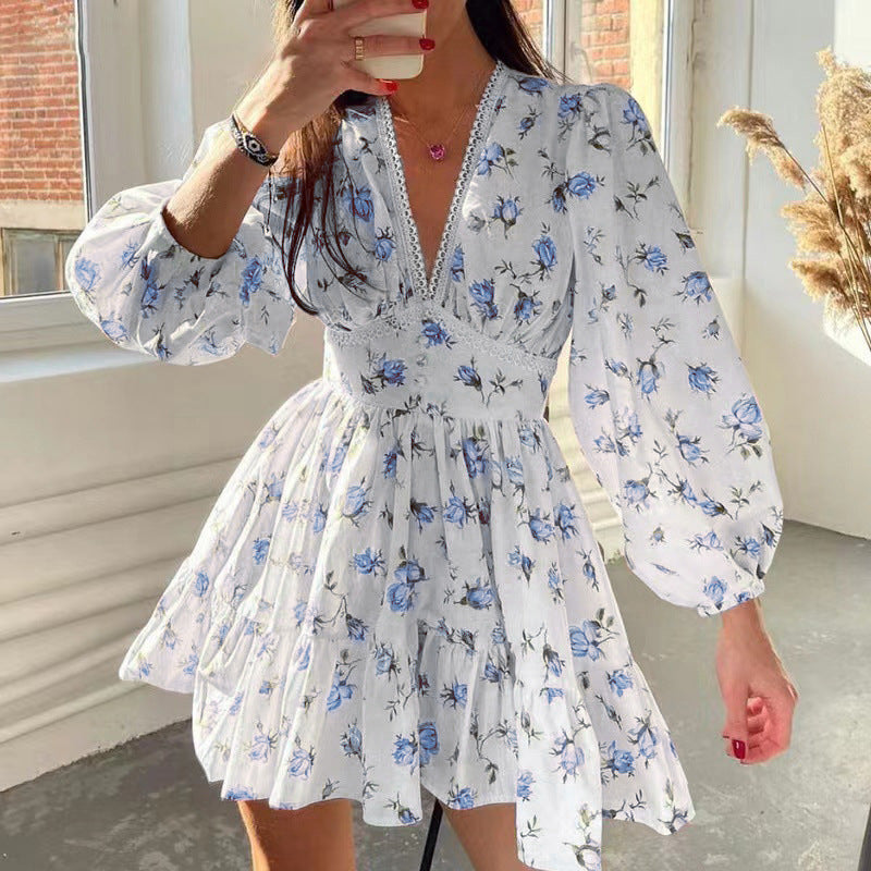 Kjole for dame – minilengde – innsvinget passform – V-hals med blondedetaljer – puffermet – blomsterprint