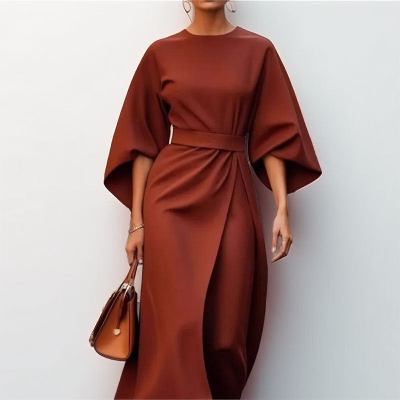 Kjole til dame – Lang modell – Satengtekstur – Fitted midje – Flatterende drapering