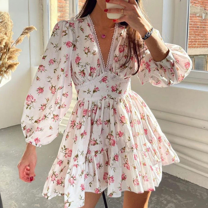 Kjole for dame – minilengde – innsvinget passform – V-hals med blondedetaljer – puffermet – blomsterprint