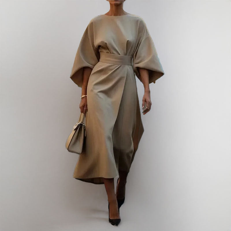 Kjole til dame – Lang modell – Satengtekstur – Fitted midje – Flatterende drapering