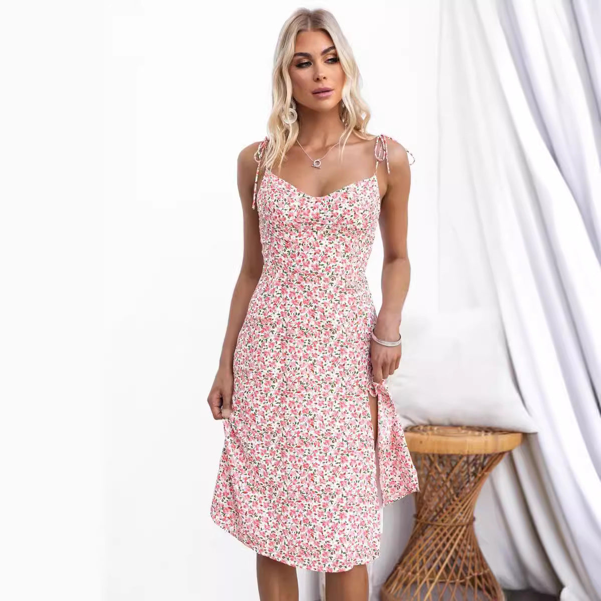 Dress woman – Slim fit – V-neckline – Spaghetti straps – Floral print – Slit