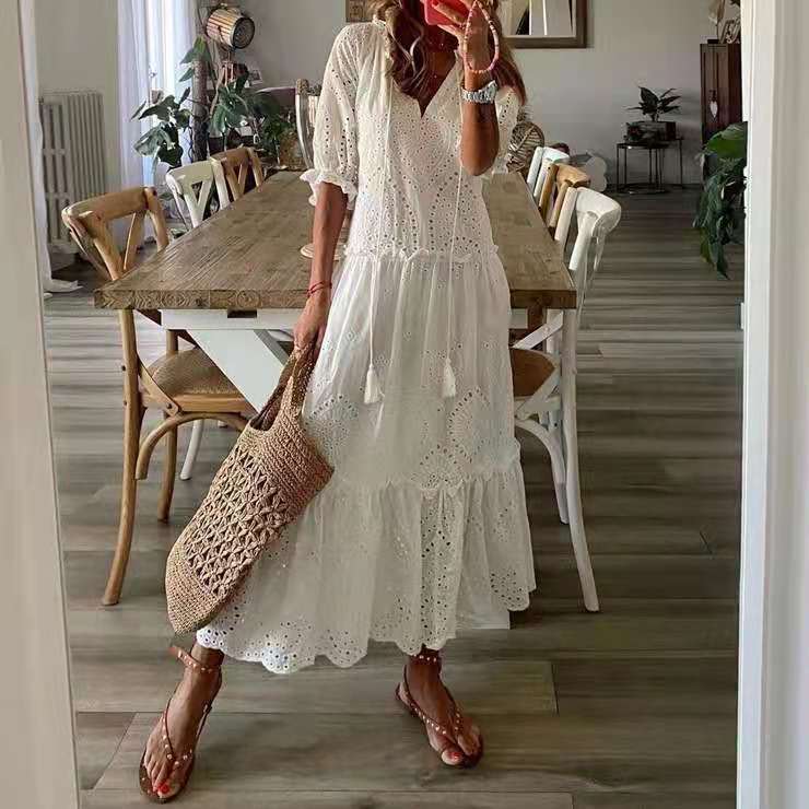 Dame Midikjole – Broderie Anglaise Bomull – Avslappet Passform – V-hals – Korte Ermer