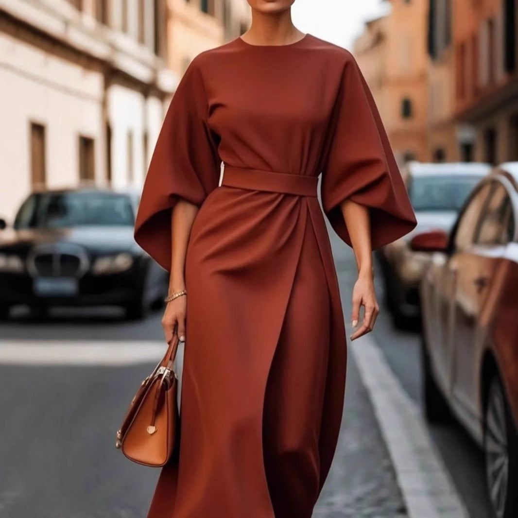 Kjole til dame – Lang modell – Drapert silhuett – Batwing-ermer – Smal midje