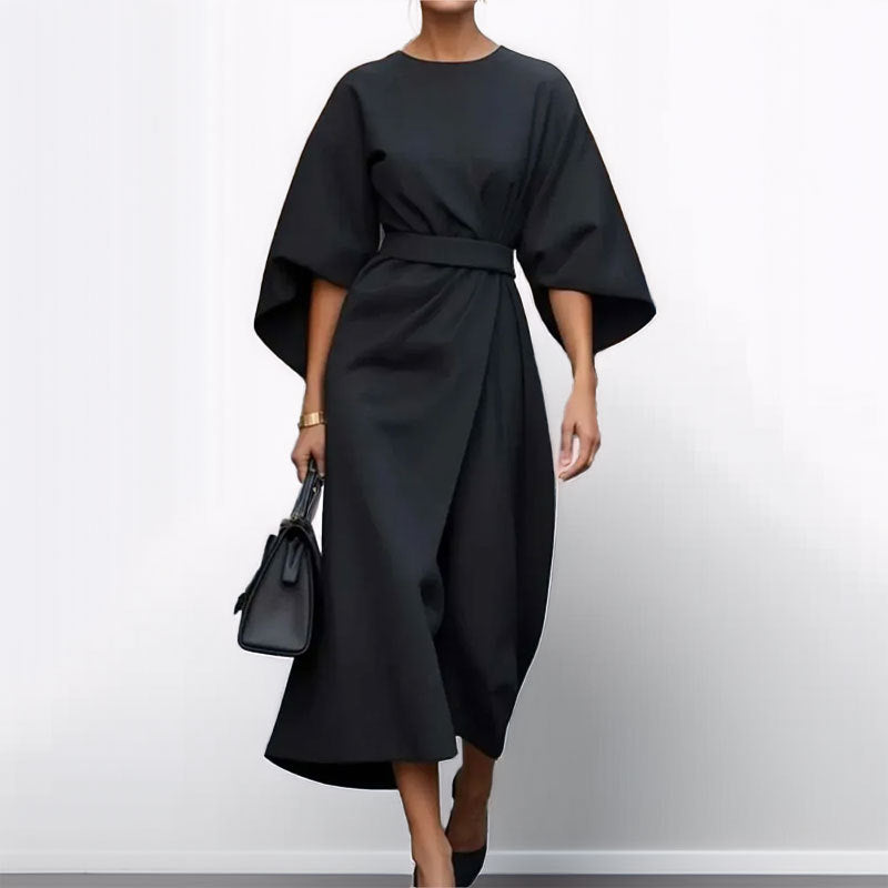 Kjole til dame – Lang modell – Satengtekstur – Fitted midje – Flatterende drapering
