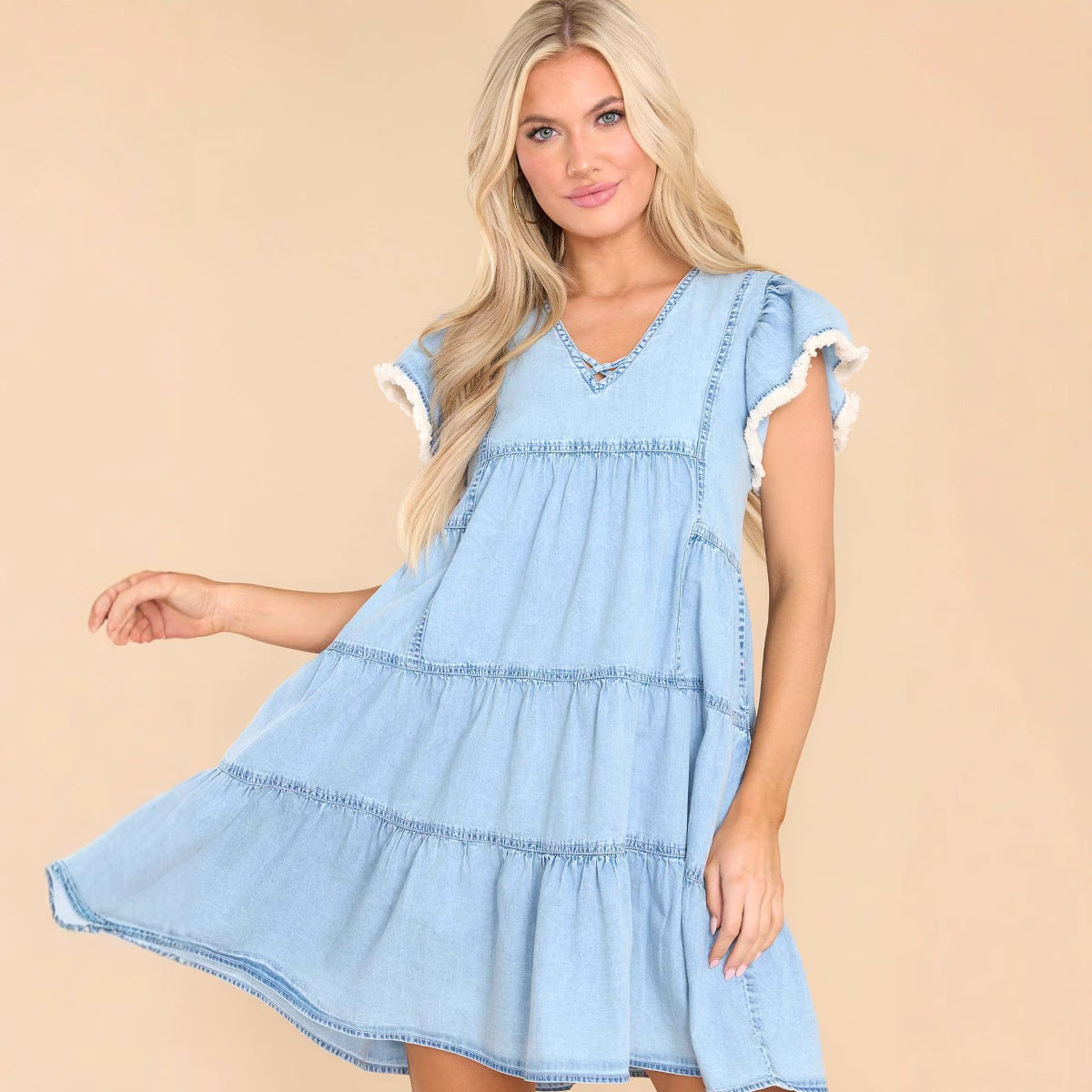 Kjole for dame – denim – avslappet passform – A-linje snitt – korte ermer med volang