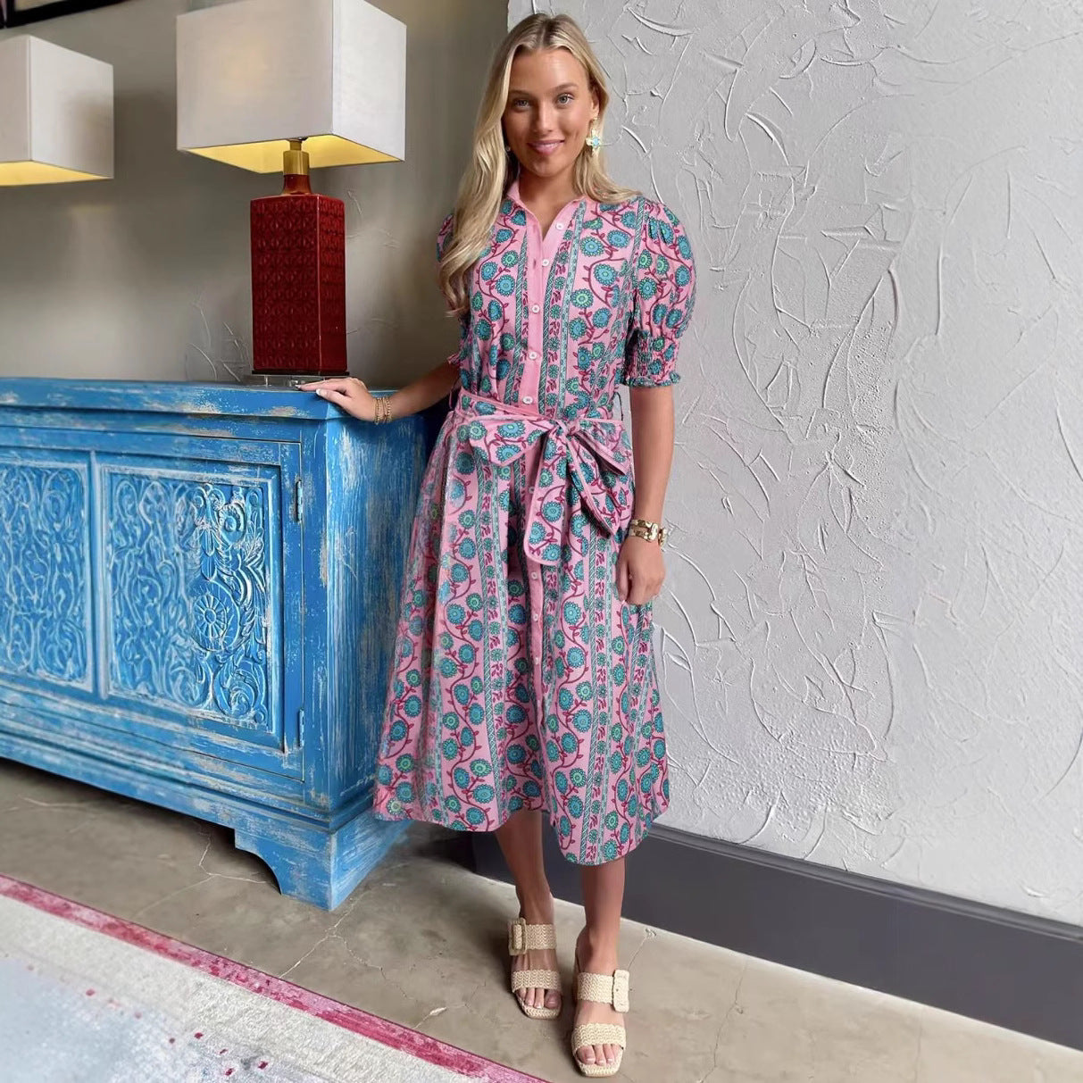 Kjole dame midi – blomsterprint – belte i midjen – pufferm – knappelukking