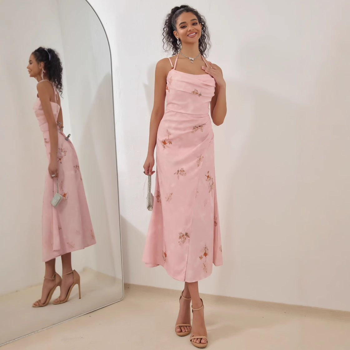 Kjole dame – Midilengde – A-line passform – Satengfinish – Smale stropper – Elegant