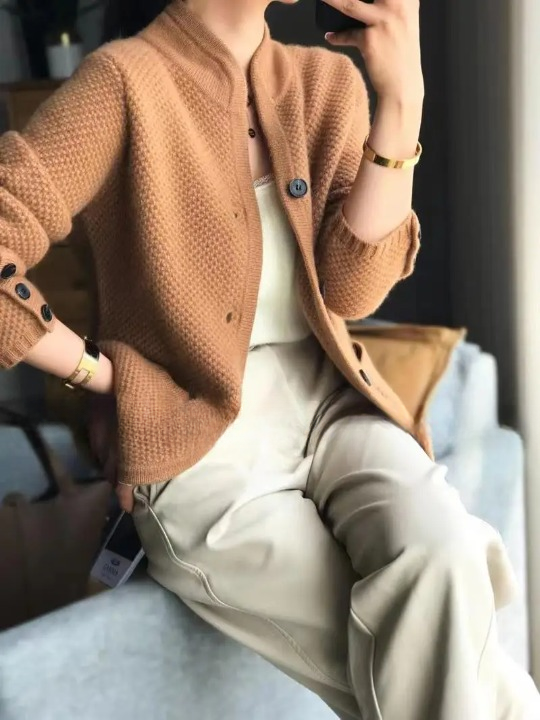 Women's Knitted Cardigan - Wool Blend - V-Neck - Buttons and Front Pockets - Long-Sleeved