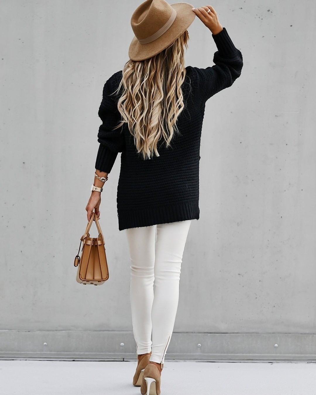 Women's Knitted Sweater - Oversized Fit - Soft and Warm - Round Neck - Long Sleeves