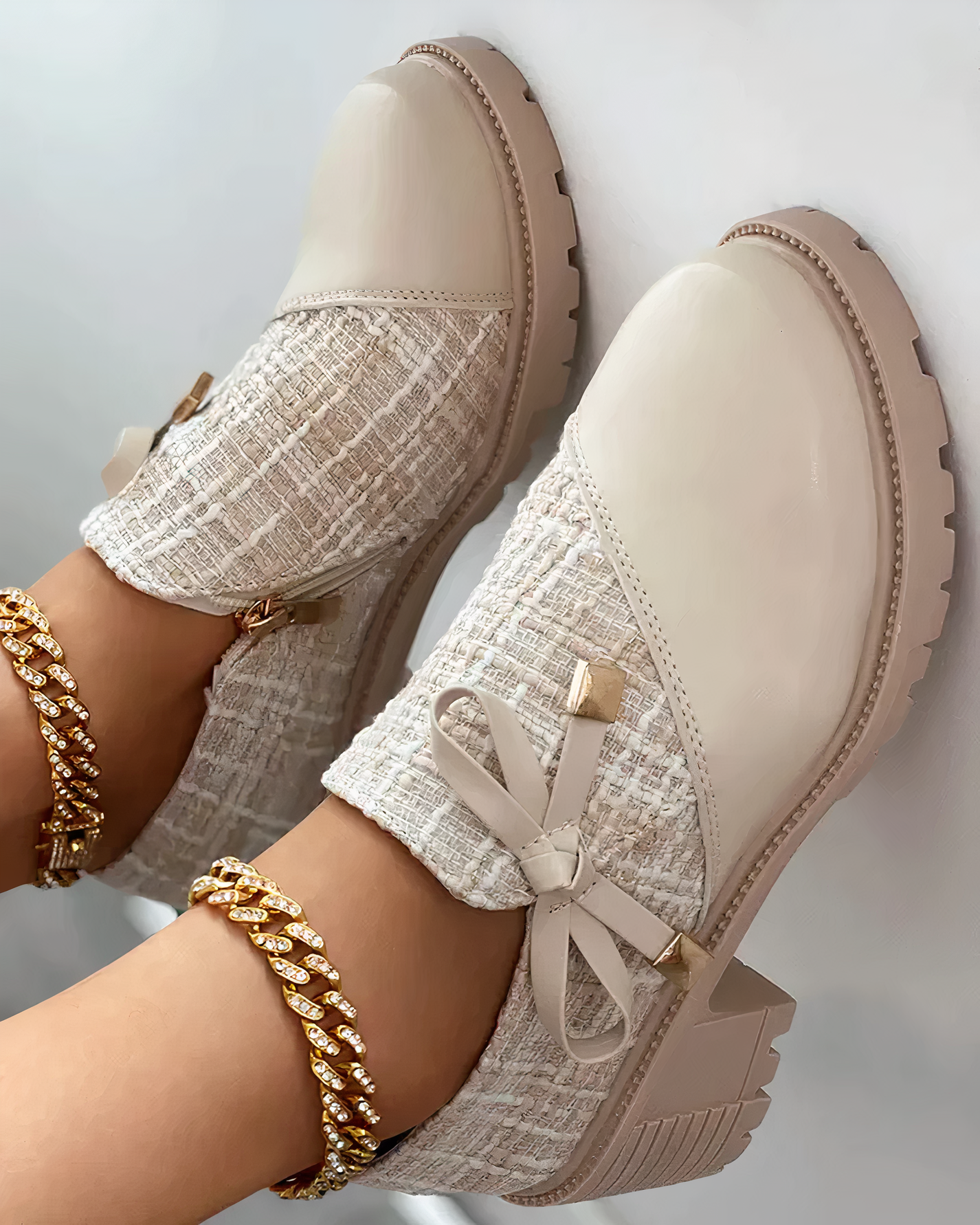 Women's shoes with chunky heel – textured surface – ankle-high – bow detail – zipper