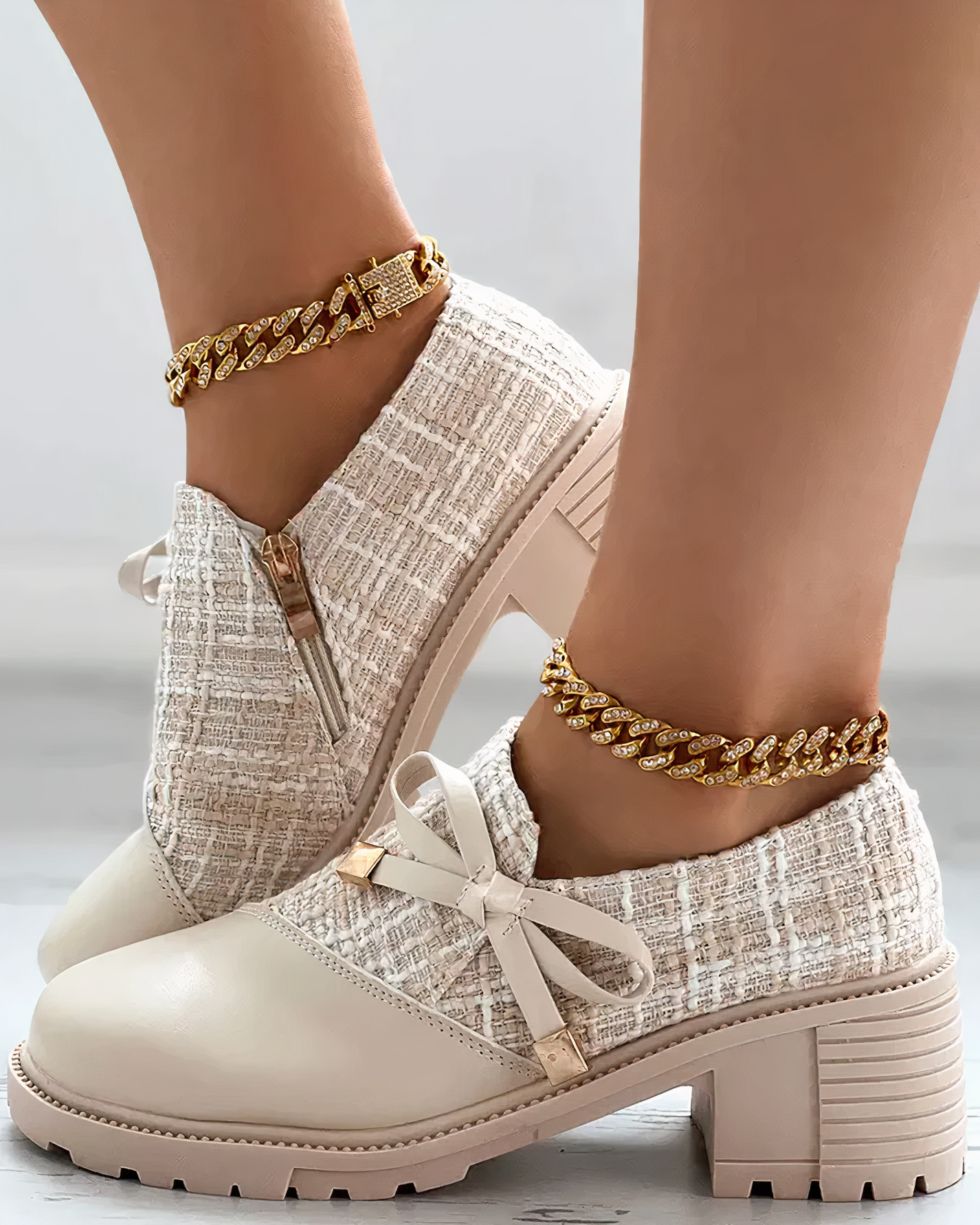Women's shoes with chunky heel – textured surface – ankle-high – bow detail – zipper