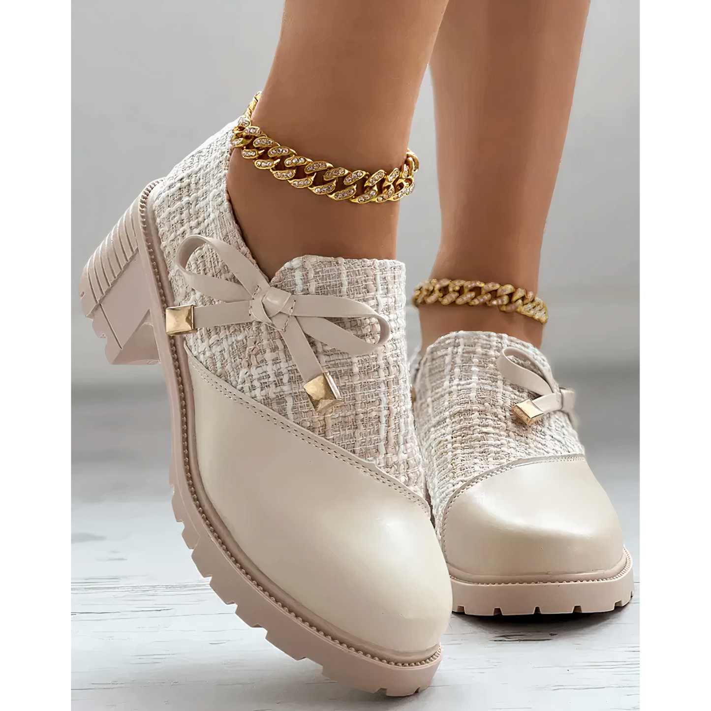 Women's shoes with chunky heel – textured surface – ankle-high – bow detail – zipper