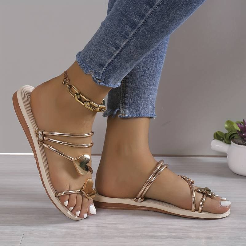 Dame Sandaler – Flate Såler – Dekorative Metallhjerter – Komfortabel og Stilren