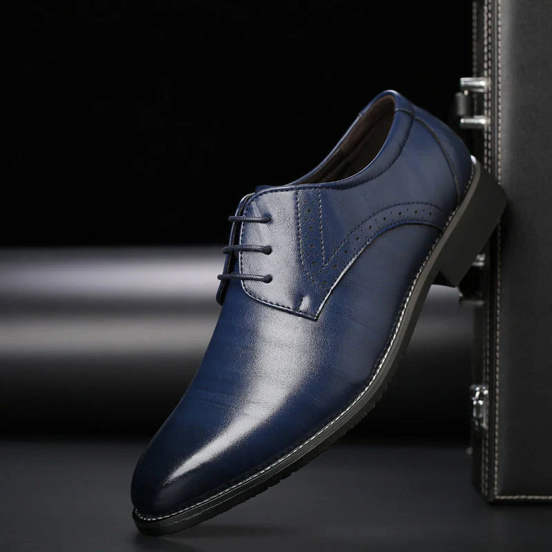 Men's Shoes – Dress Shoes in Leather – Classic Fit – Brogue Details – Lacing