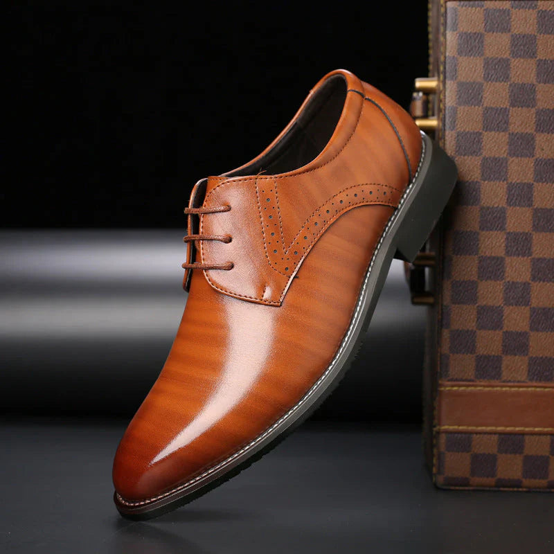Men's Shoes – Dress Shoes in Leather – Classic Fit – Brogue Details – Lacing