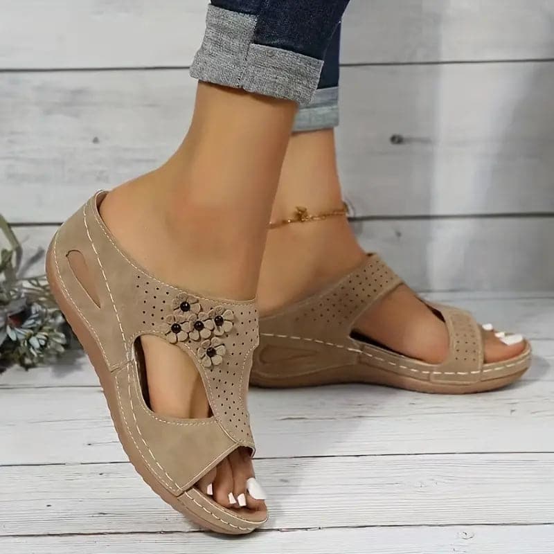 Dame Sandaler – Åpen Tå – Komfortabel Fotseng – Perforerte Stropper – Blomsterdetalj