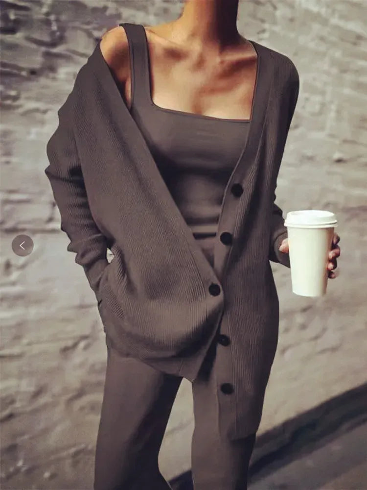 Women's Cardigan – Knitted Wool Blend – Relaxed Fit – Buttons and Pockets