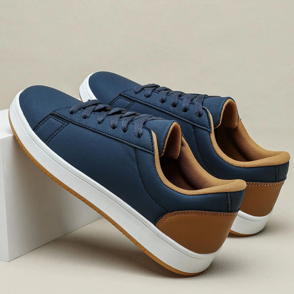 Women's Sneakers – Lacing – Padded Insole – Slim Fit – Rubber Sole