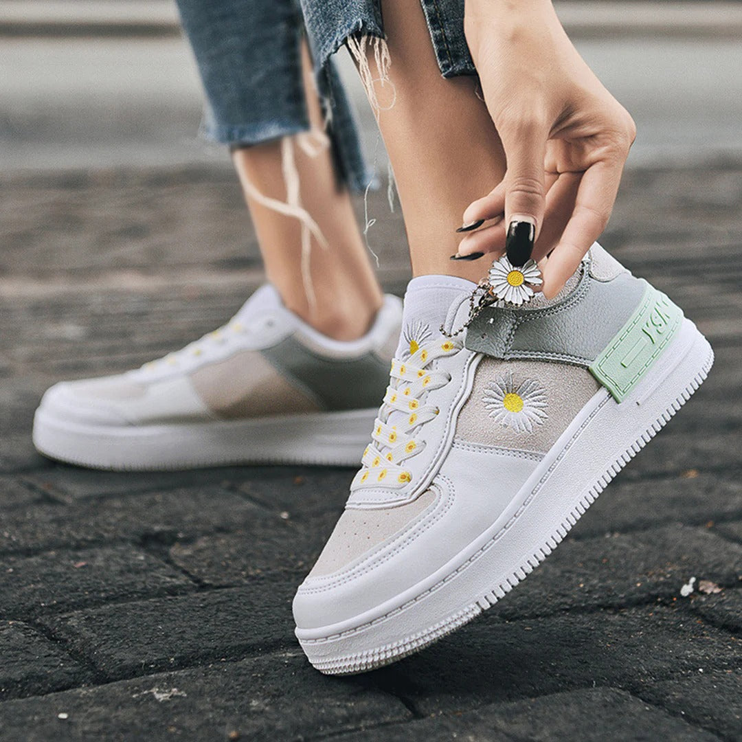 Women's sneakers – low top – breathable toe – comfort fit – leather look – lacing