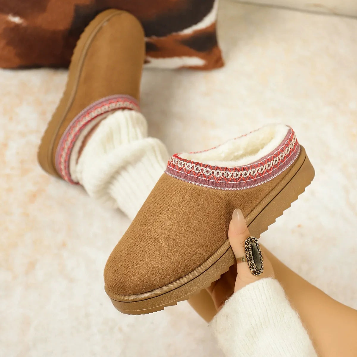 Women's Snow Boots – Suede Look – Lined – Low Model – Non-Slip Sole – Embroidered Detail