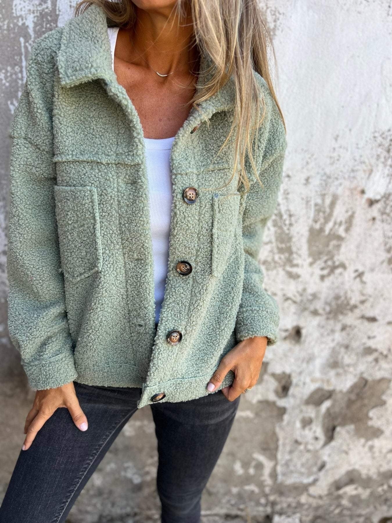 Women's Jacket in Shearling – Relaxed Fit – Wide Collar – Button Front – Casual Style