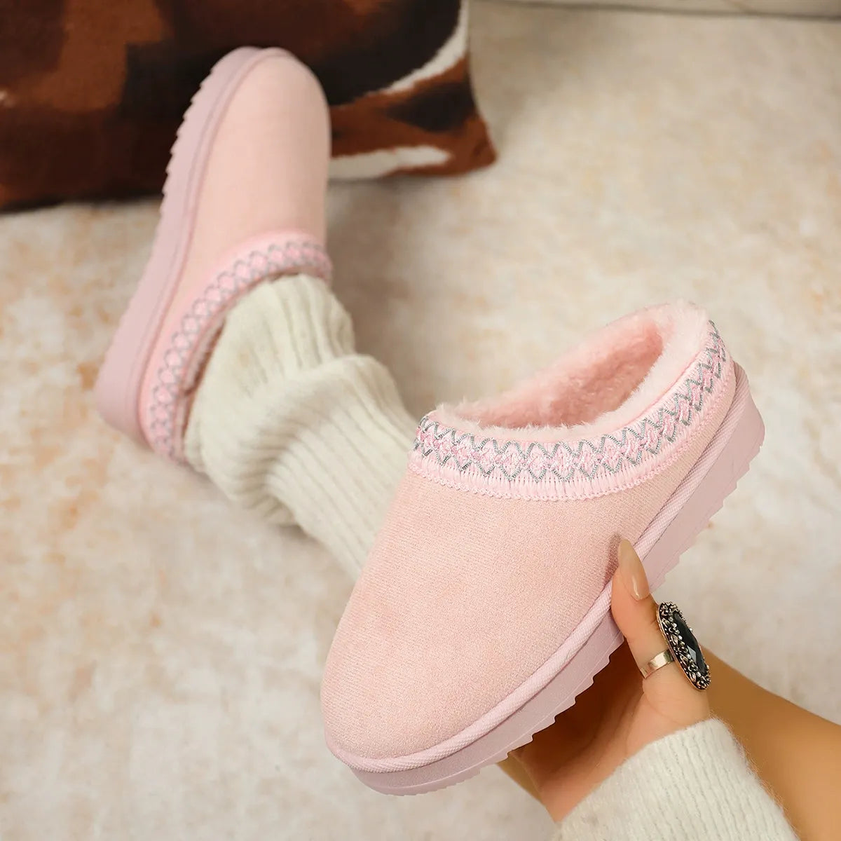 Women's Snow Boots – Suede Look – Lined – Low Model – Non-Slip Sole – Embroidered Detail