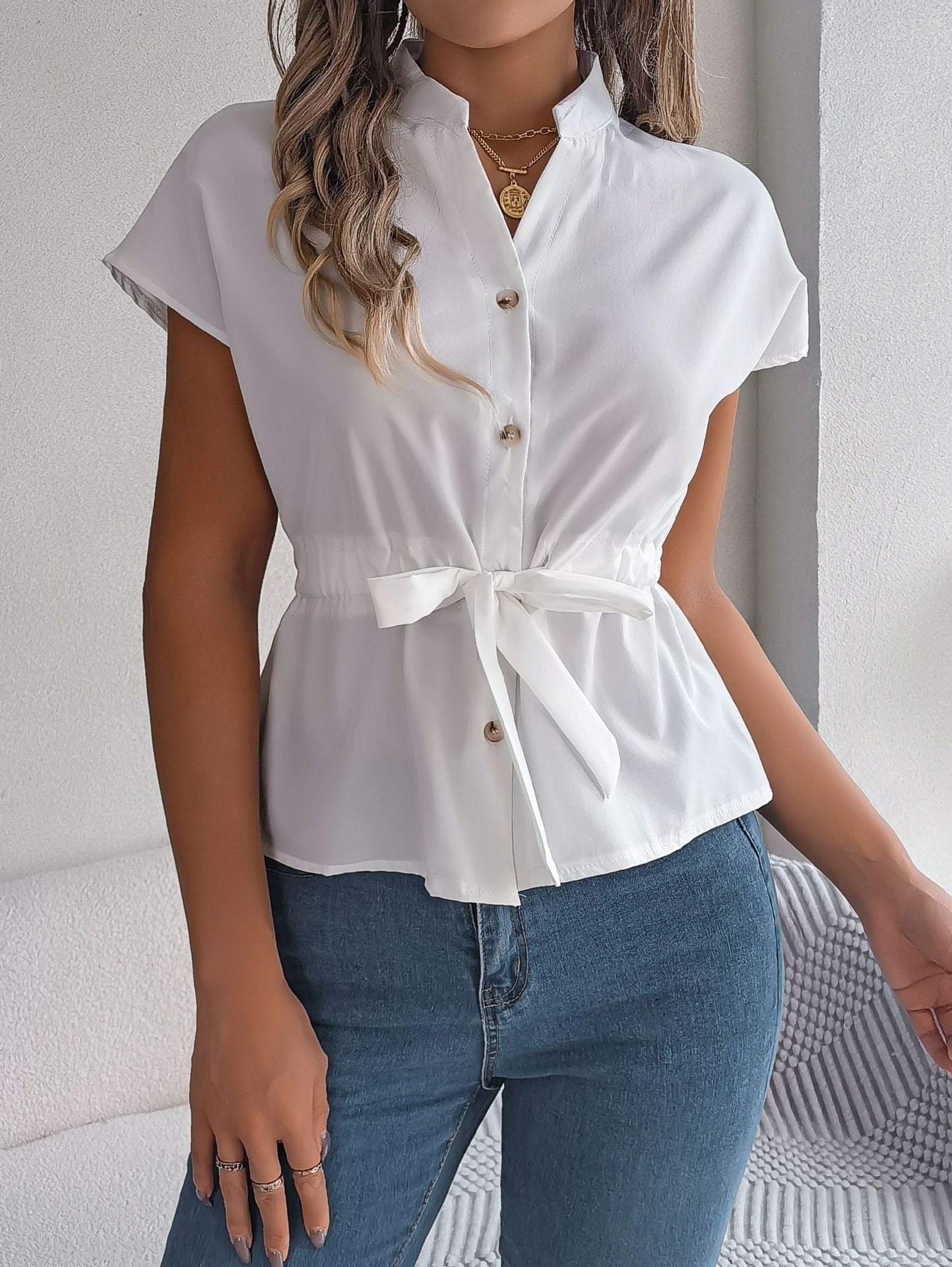 Women's short-sleeved shirt – V-neck – Relaxed fit – Waist tie – Front buttons