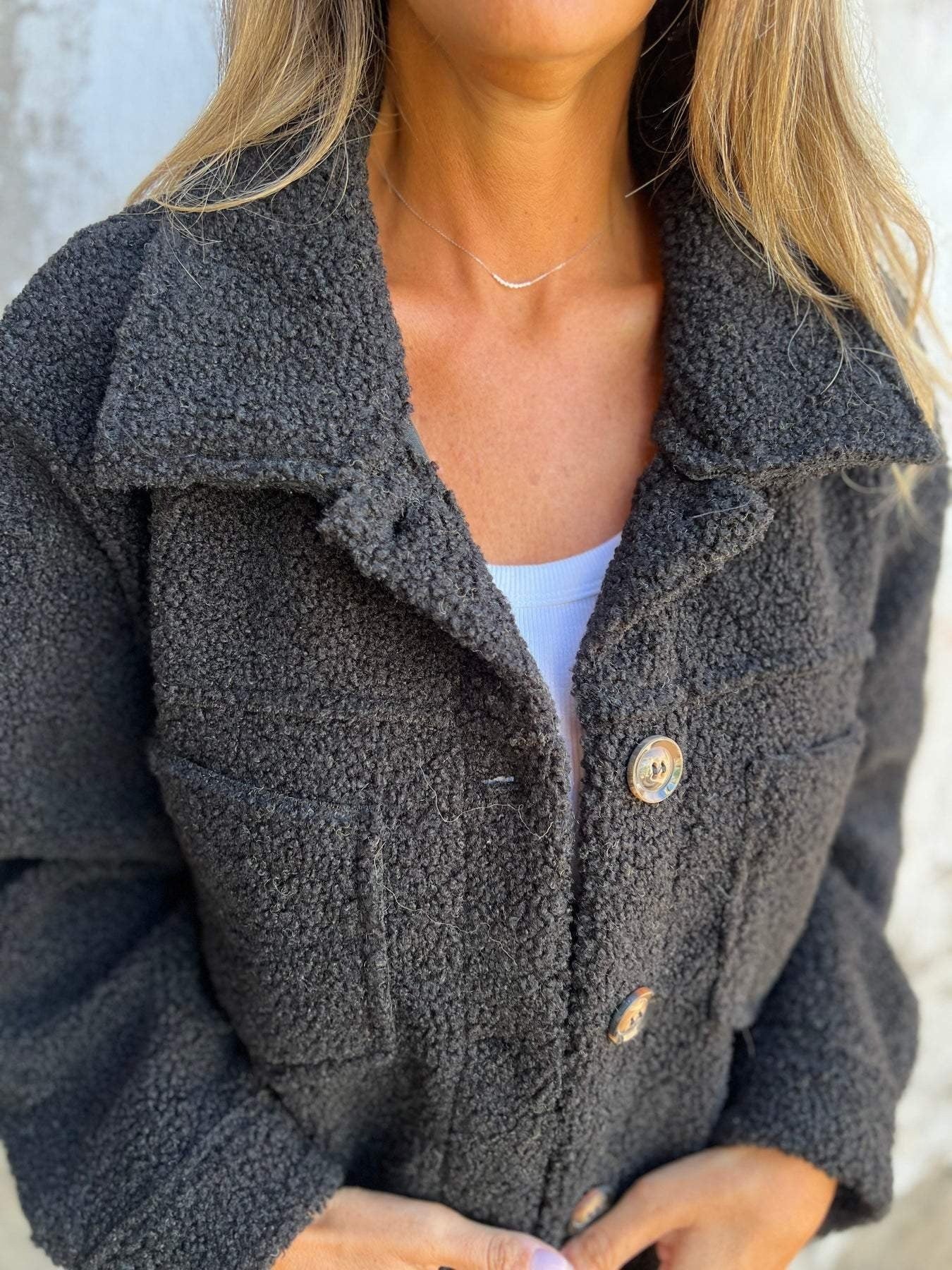 Women's Jacket in Shearling – Relaxed Fit – Wide Collar – Button Front – Casual Style