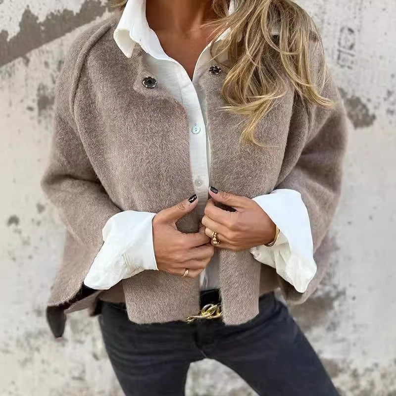 Dame Ulljakke – Oversized Passform – Myk og Varm – Knapplukking – Rund Hals