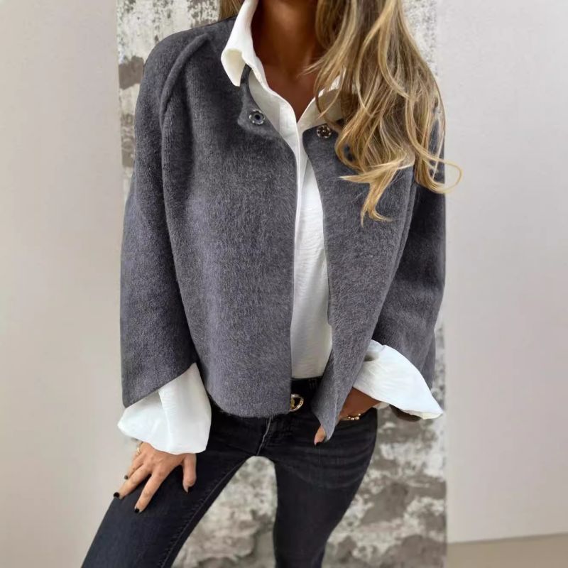 Dame Ulljakke – Oversized Passform – Myk og Varm – Knapplukking – Rund Hals