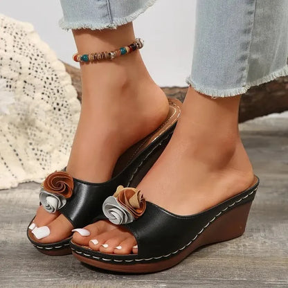Dame Kilesandaler – Åpen Tå – Blomsterdetaljer – Slip-On – Komfortabel og Stilren