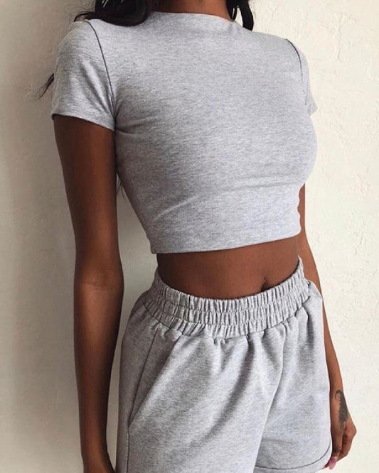 Dame Todelt Sett - Crop Top med Rund Hals og Korte Ermer - Komfortable Shorts med Strikk i Midjen